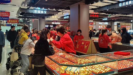 深圳黄金价格上涨，水贝黄金市场热闹，消费者观望情绪浓